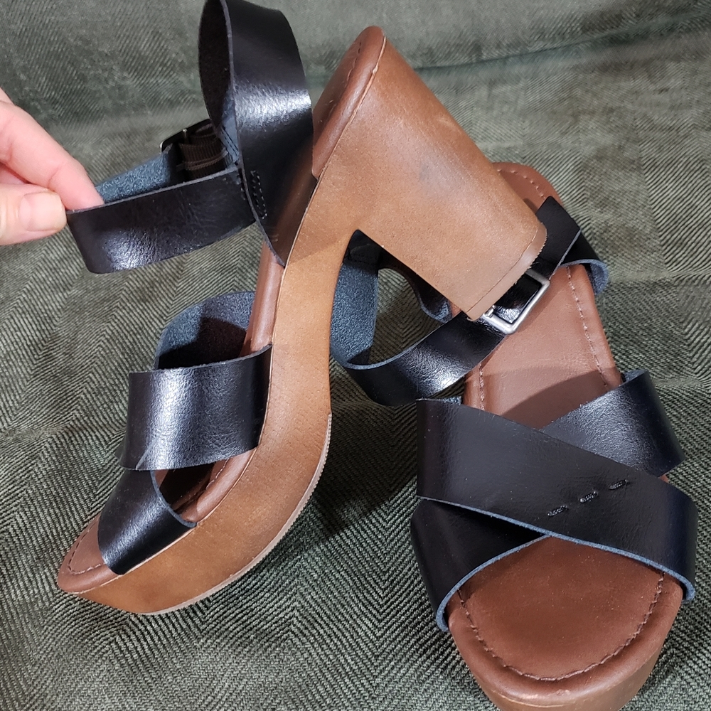Universal Thread black and brown platforms size 10